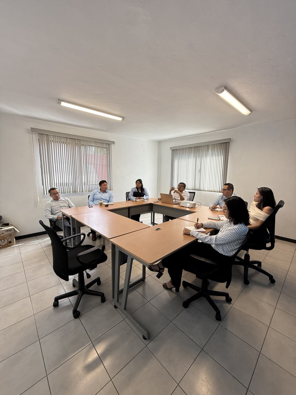 Persona enfrente de escritorio y laptp