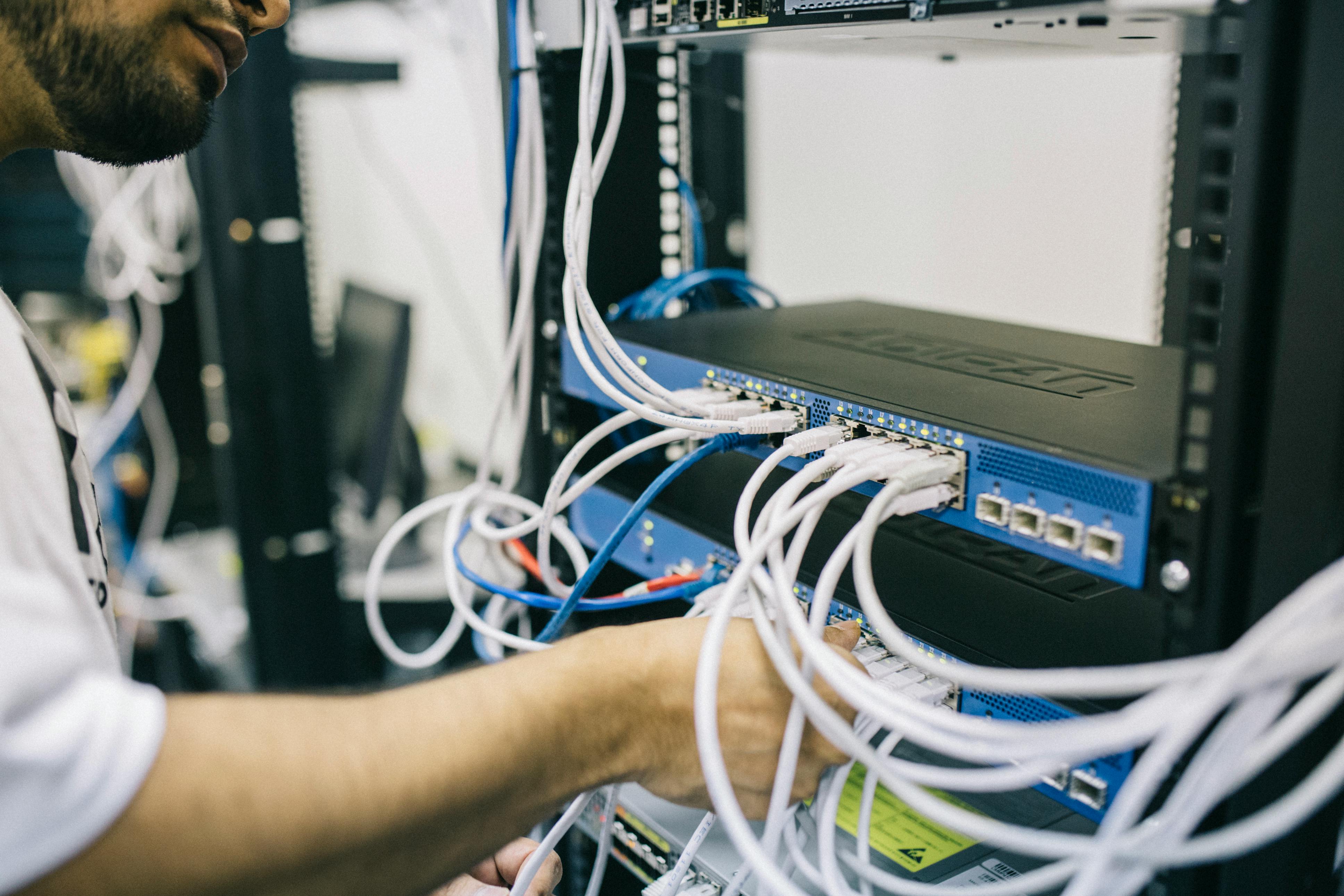 Persona conectando cables a switcher
